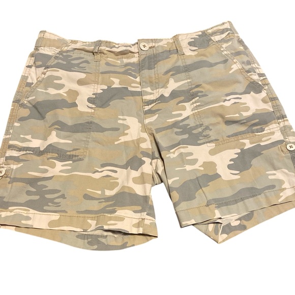 Sanctuary Pants - Sanctuary Tan and Green Camouflage Shorts Lightweight Design